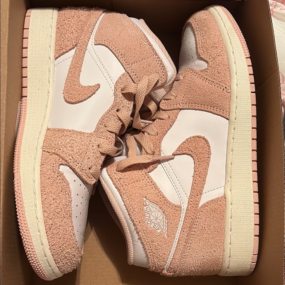 Jordan Pink and White Sneakers Modern Design - Picture 3 of 3